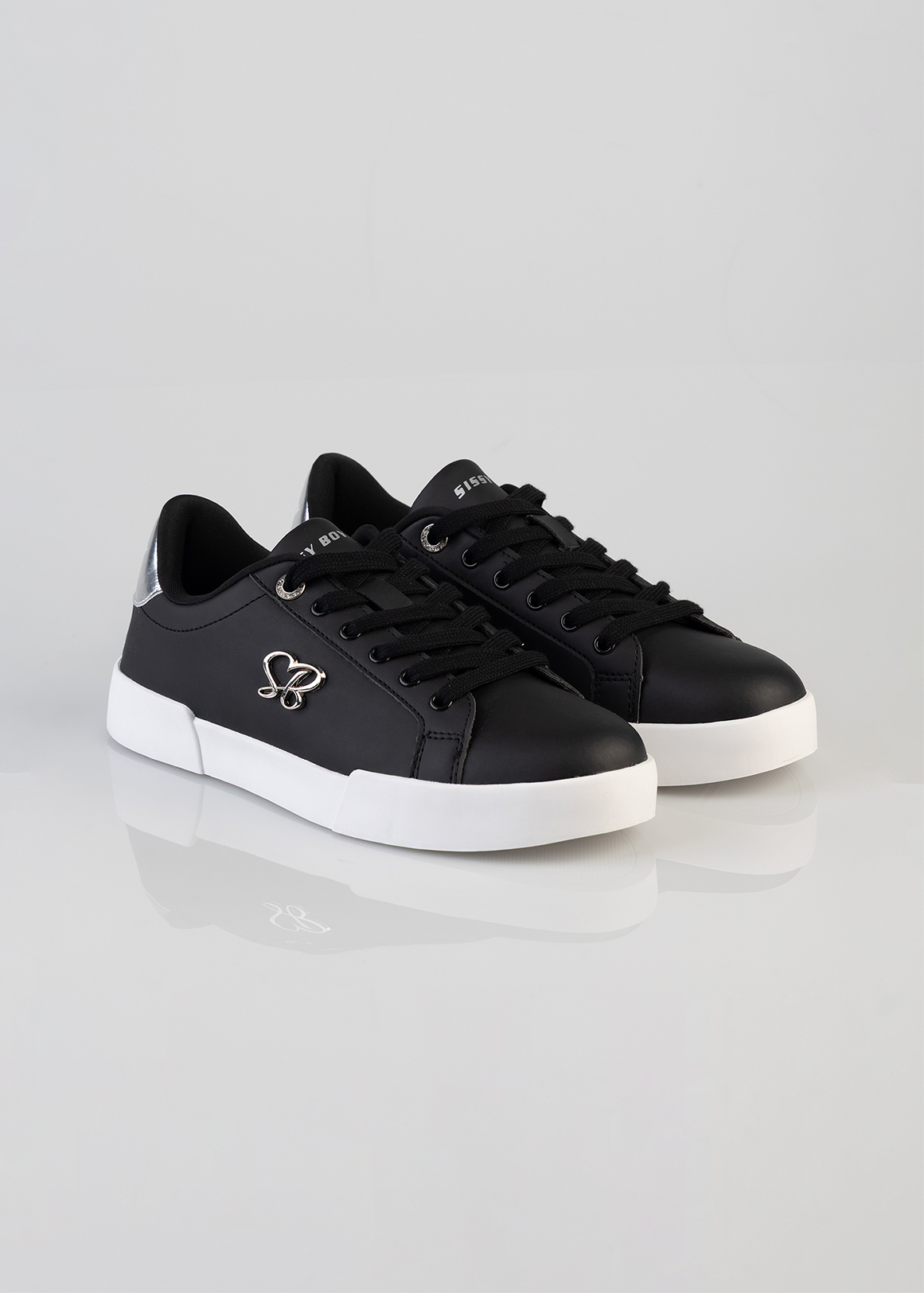 Arrival Lace-up Sneakers